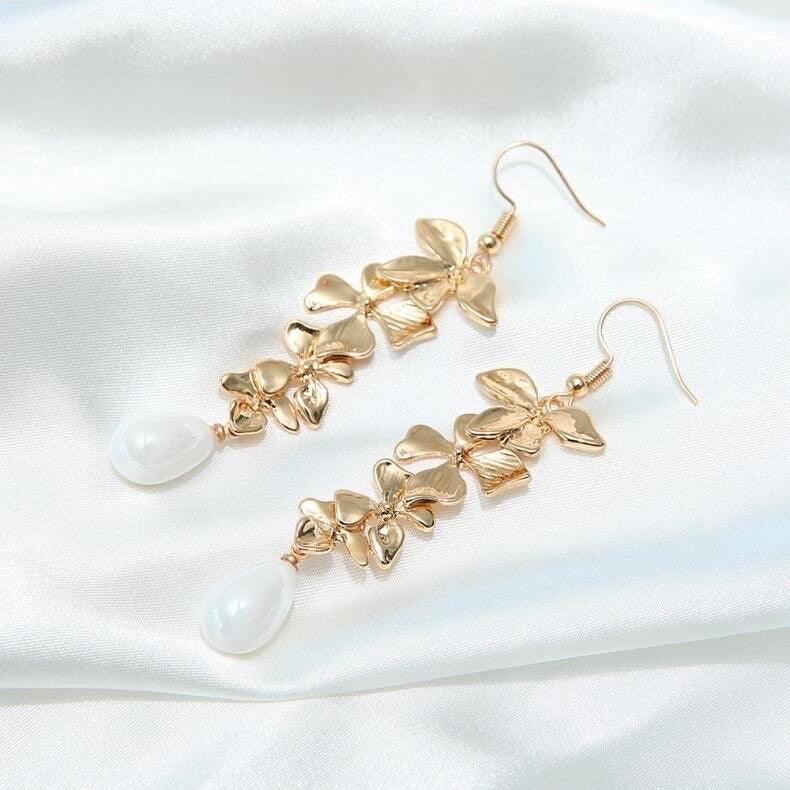 Dogwood Pearl Earrings, Pearl and Gold Minimalist Earrings, Floral, Nature, Bridal, Wedding, Formal, Classic Bride Jewelry, For her