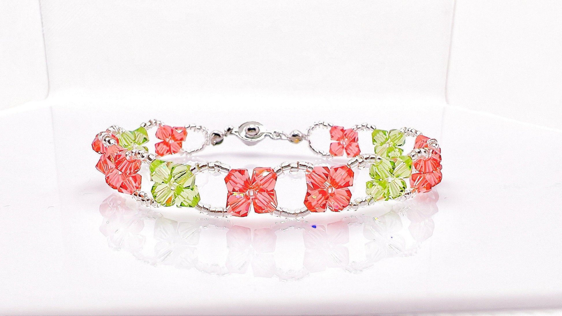 Green Red Forget Me Not Bracelet, Dainty Flower Jewelry, Beaded Remembrance Bracelet, Botanic Nature Jewelry, Bridal Jewelry, Gift for mom