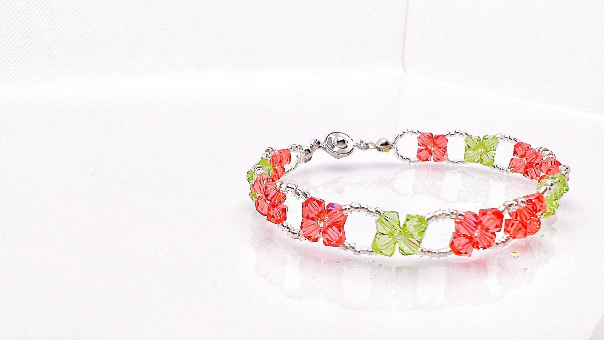 Green Red Forget Me Not Bracelet, Dainty Flower Jewelry, Beaded Remembrance Bracelet, Botanic Nature Jewelry, Bridal Jewelry, Gift for mom